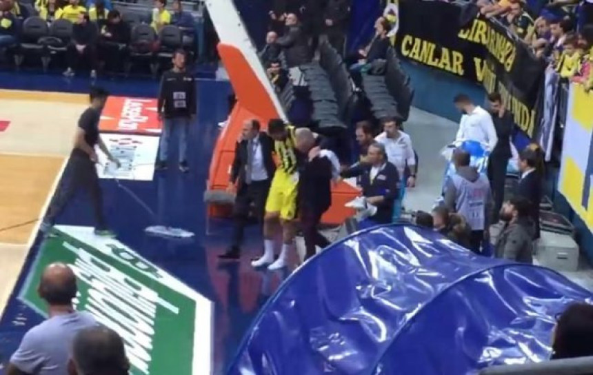 Video: Gudurića izneli s parketa!