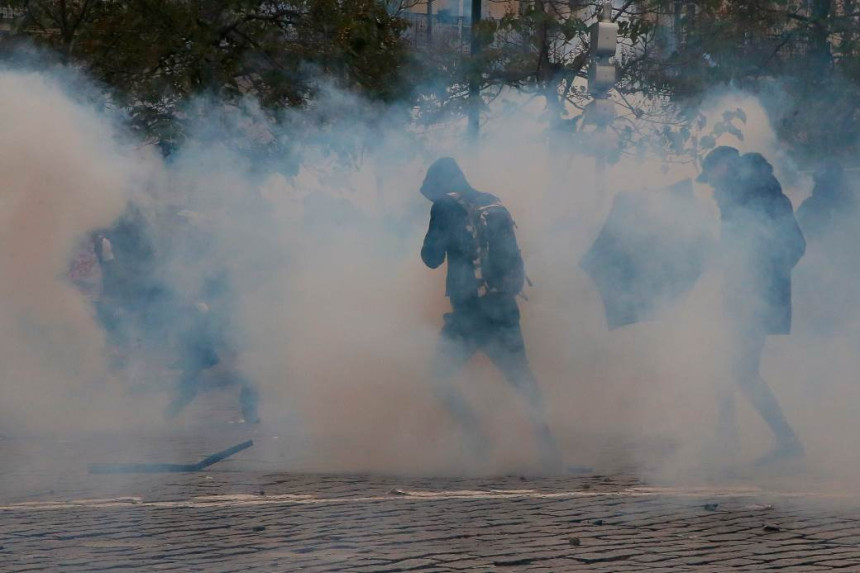 Полиција сузавцем на демонстранте у Паризу 