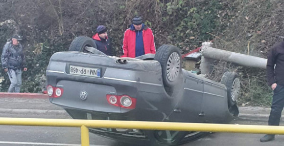 Udario u stub, pa se prevnuo na krov