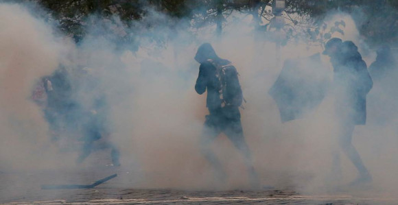 Полиција сузавцем на демонстранте у Паризу 