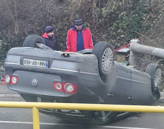 Udario u stub, pa se prevnuo na krov