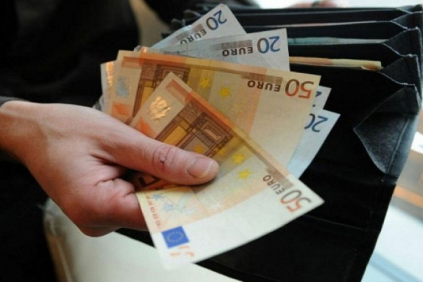 Graničar prevario putnicu za 250 evra