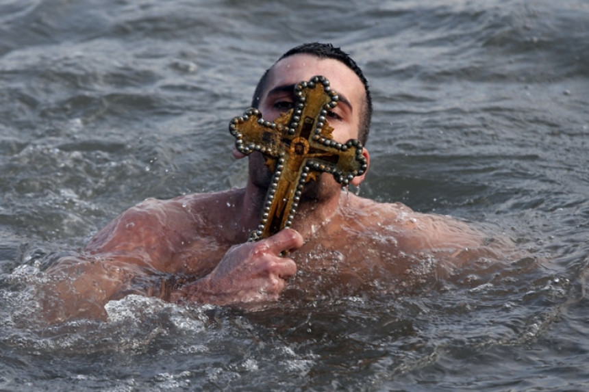 U Istanbulu plivali za bogojavljenski krst