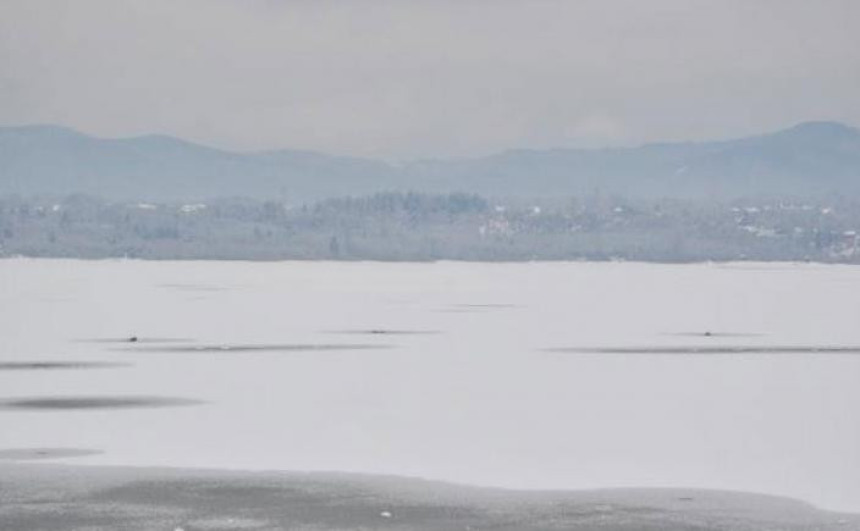 Jezero Modrac ostalo pod ledom
