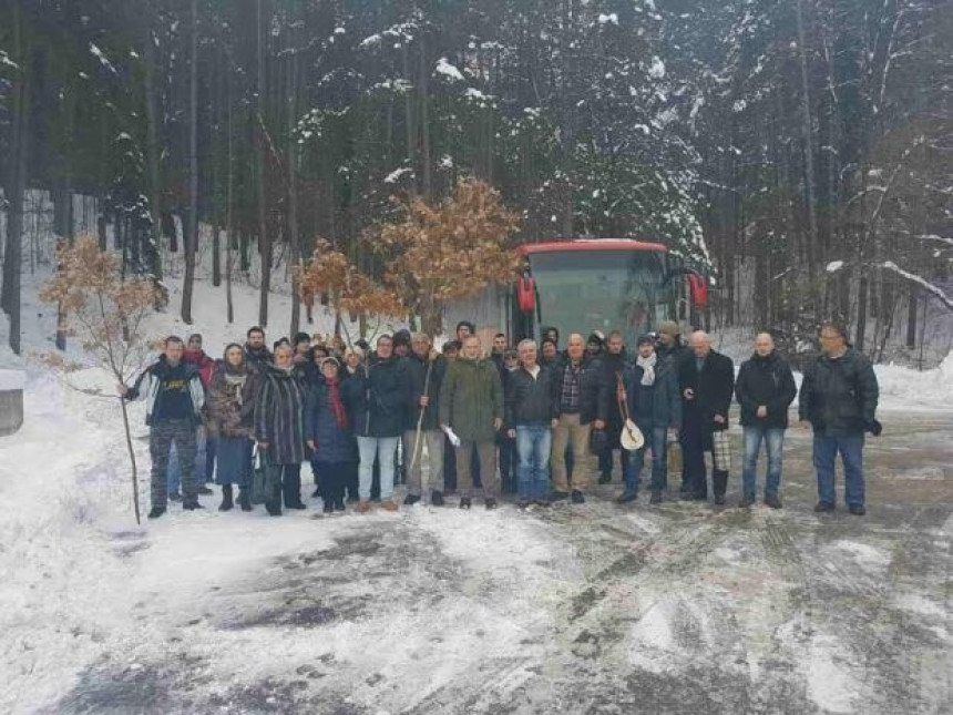 Uprkos albanskom maltretiranju Srbi unijeli badnjak