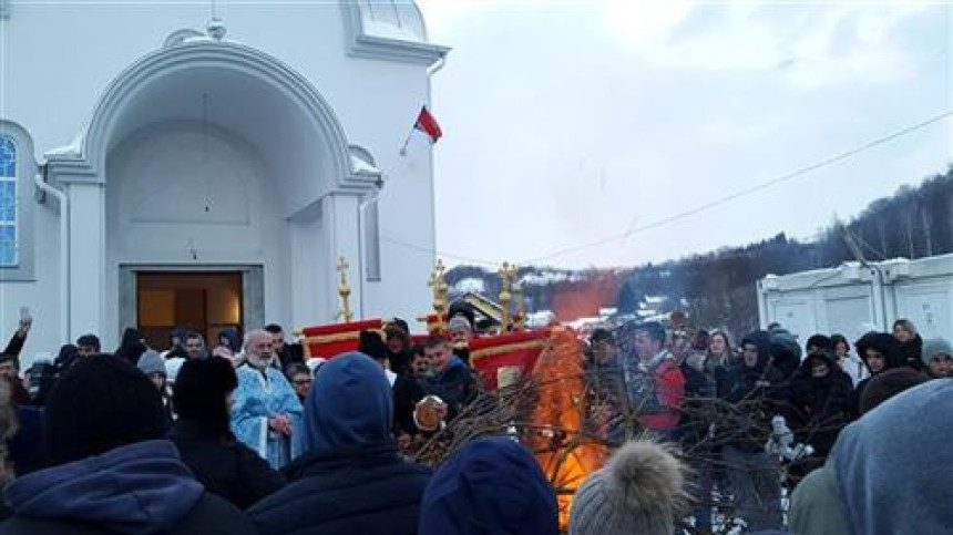 Освештан и наложен бадњак у Станарима