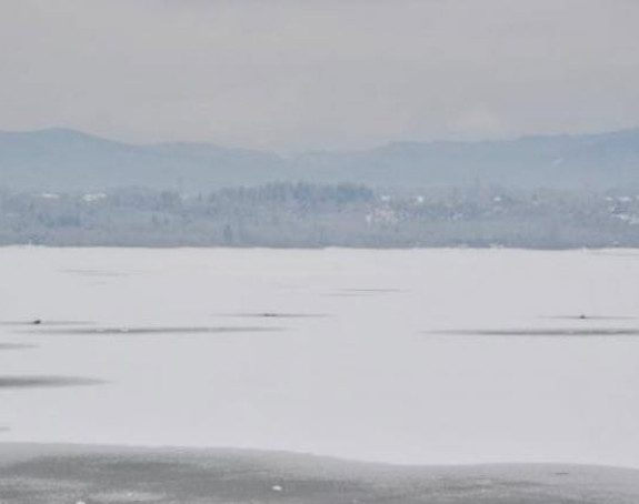 Jezero Modrac ostalo pod ledom