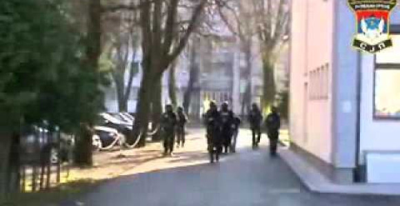 Naoružan muškarac u zgradi 