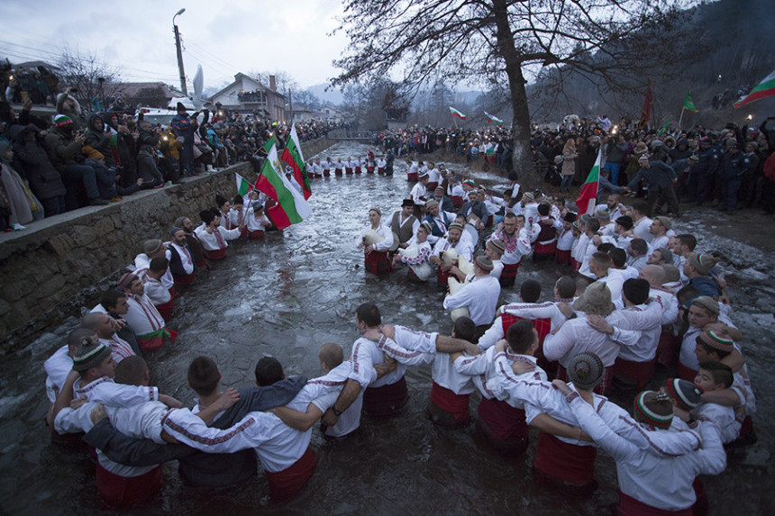 Bugari plivali za časni krst
