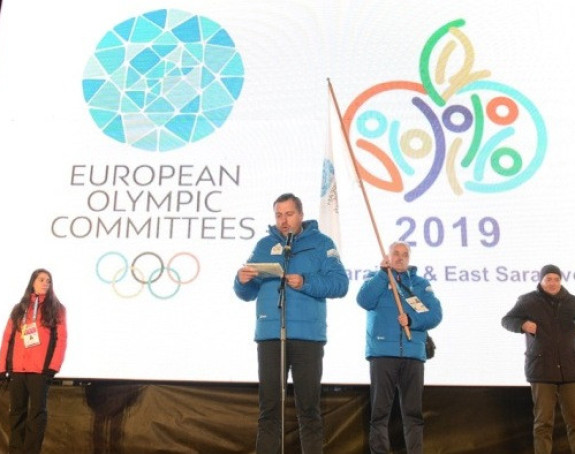 Ко увлачи политику у "Еyоф"?