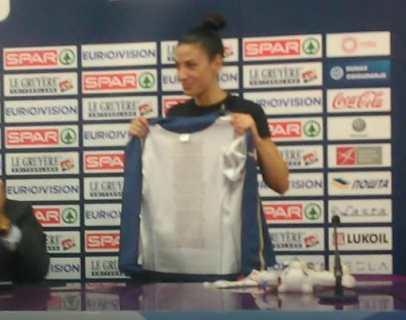 Oprema šampionke, s tekstom "Bože pravde"!