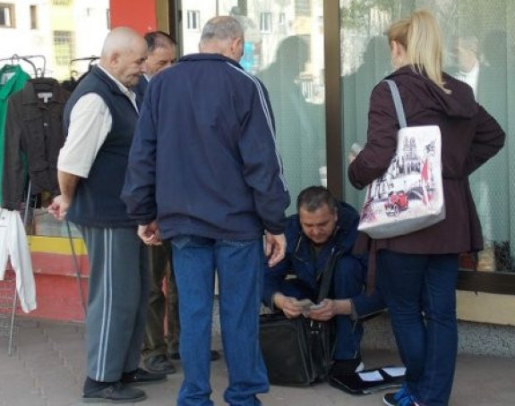 Приморали поштара да на улици уручи пензије