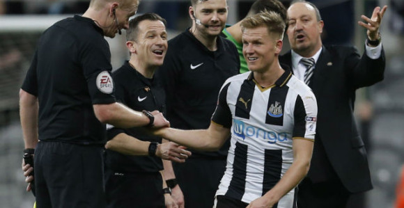 Video: Je li, sudija, ko je tebe učio da sudiš?! Ovako nešto nikad nije viđeno!