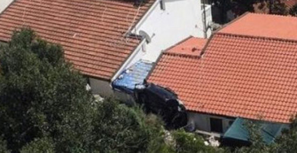 Sletio s puta na krov kuće!