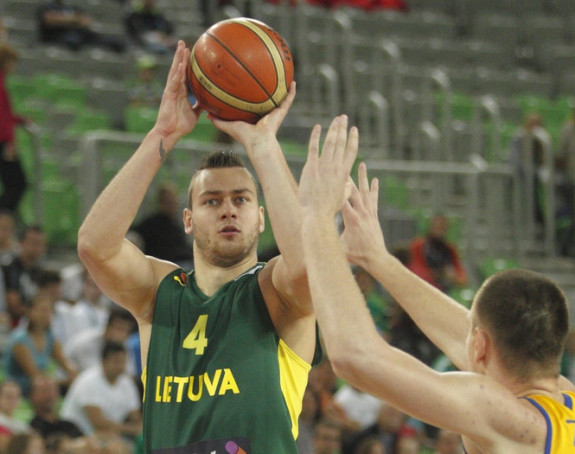 Барса нашла центра у Кини!