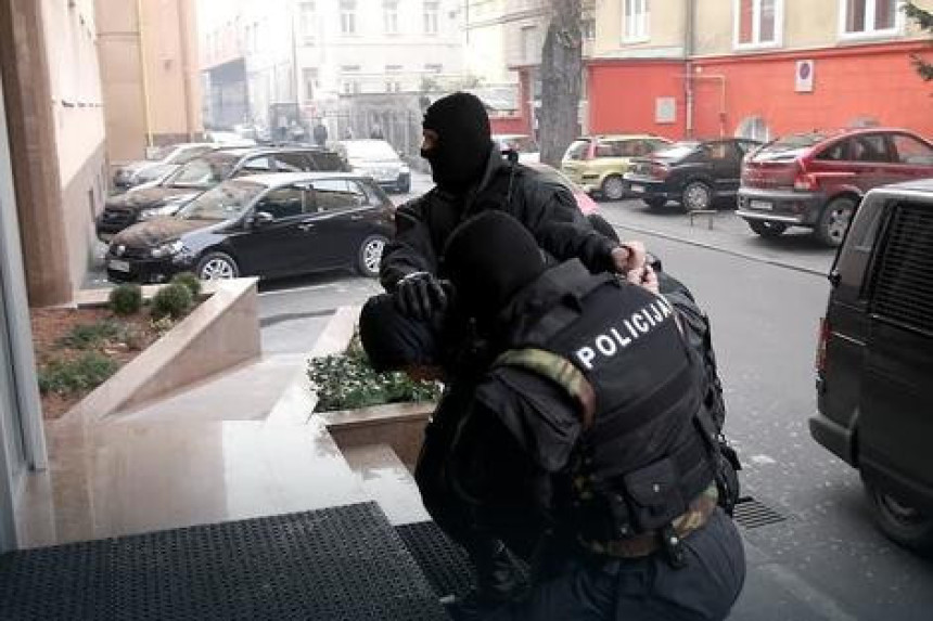 Ухапшено пет дилера, пронађено и оружје
