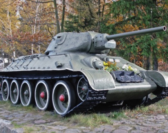  Stari sovjetski tenk udario u diskoteku
