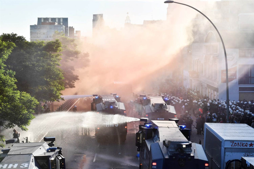 Haos u Hamburgu, napali policiju