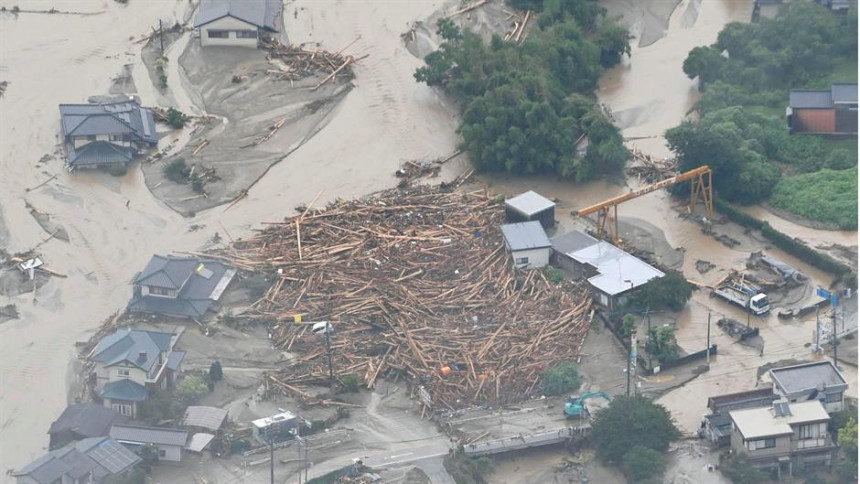 Poplave iselile 400 000 ljudi 