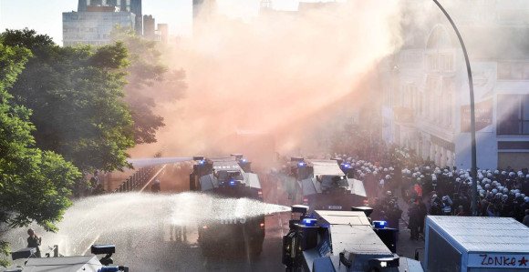 Haos u Hamburgu, napali policiju