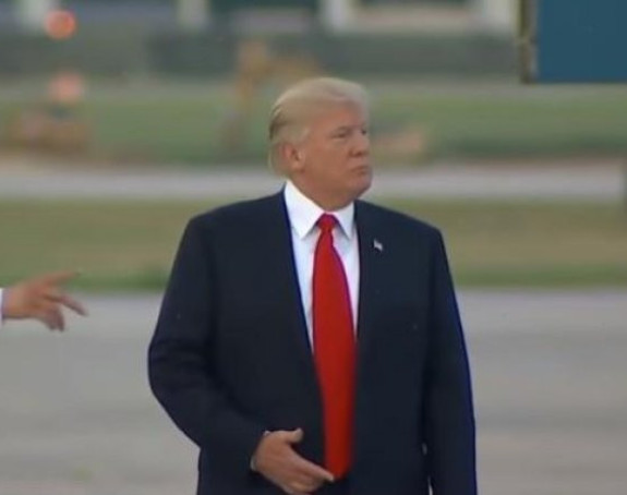 Трамп залутао на аеродрому