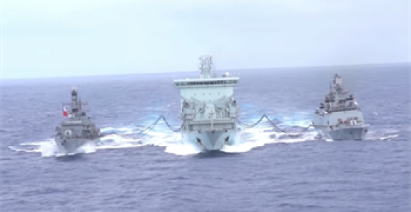 Prevrnuo se turistički brod 