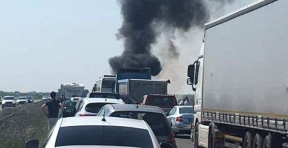 Zatvoren autoput, zapalio se BMW