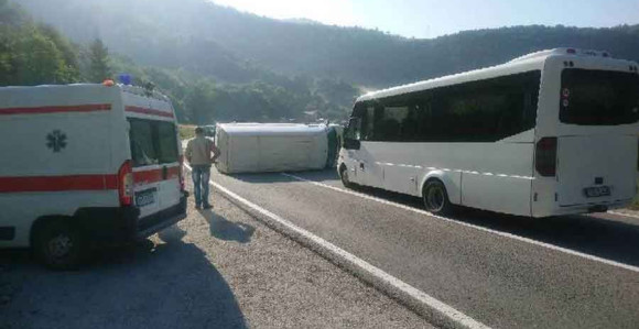 Prevrnuo se kombi sa putnicima 