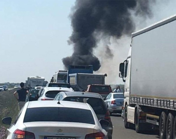 Zatvoren autoput, zapalio se BMW