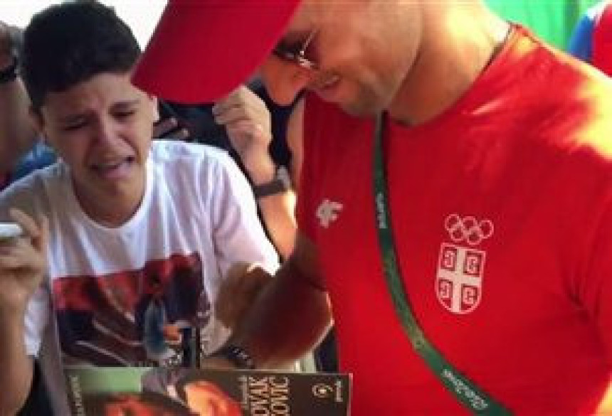 Samo je Novakov autogram mogao da ga smiri!