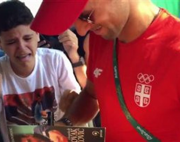Samo je Novakov autogram mogao da ga smiri!