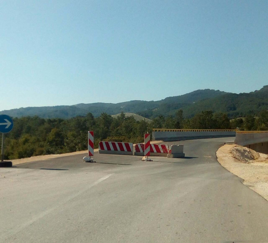 Čekaju da Željka otvori most!?