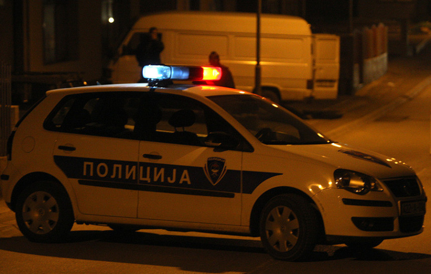 Akteri tuče na ulici u policiji