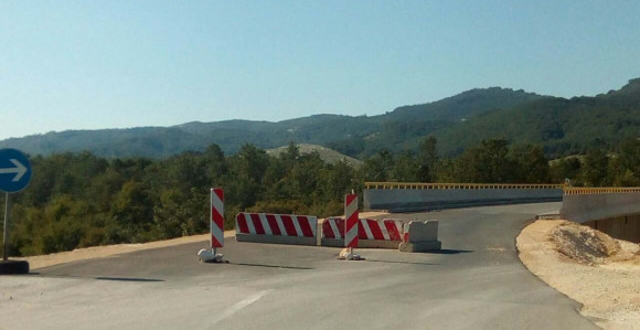 Čekaju da Željka otvori most!?