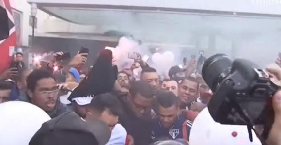 Video: Haos, ludilo - evo ga Dani Alves!