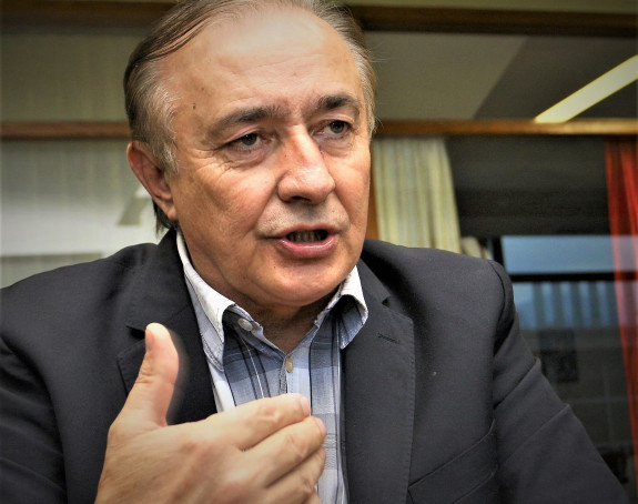 "Bacanje prašine u oči i puka borba za fotelje"