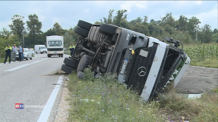 Vozač kamiona teško povrijeđen u Bijeljini