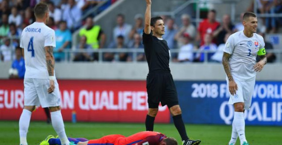 Video - Slovaci ljuti na Mažića: Sudija "pogurao" Engleze!