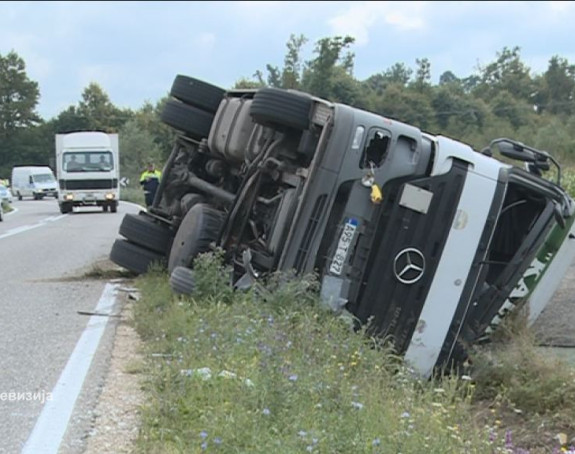 Возач камиона тешко повријеђен у Бијељини