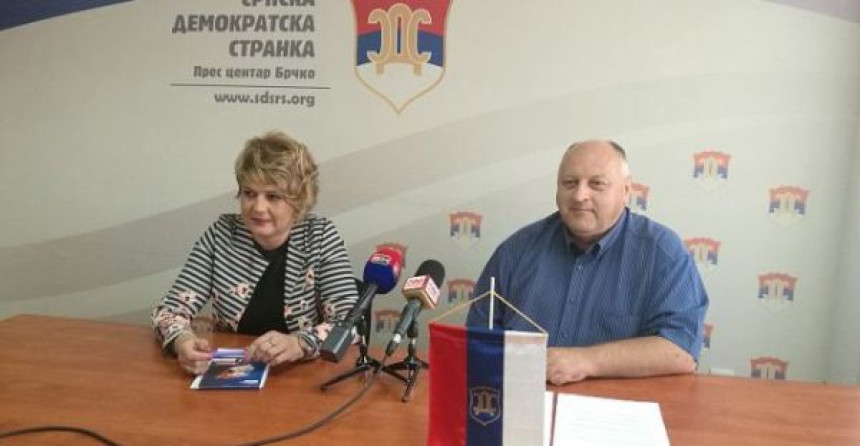 Skinite tajnu sa direktorove plate