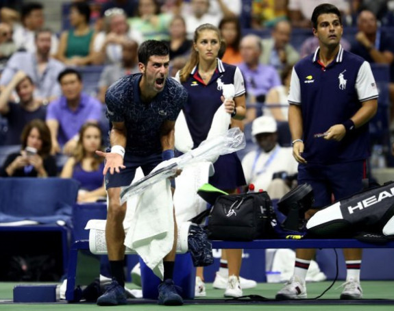 Novak zbog tableta vikao na ljude u svom boksu!