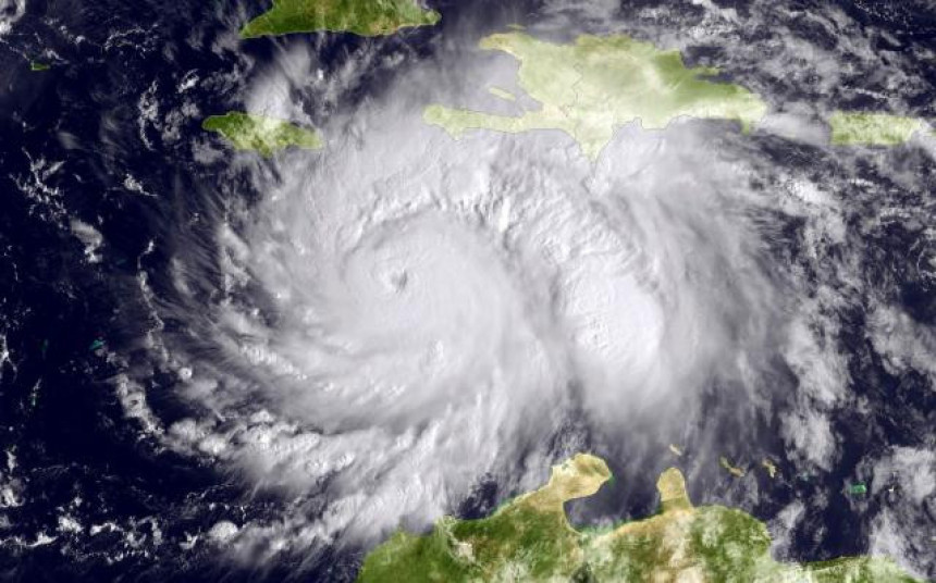 Ураган Метју близу источне обале САД
