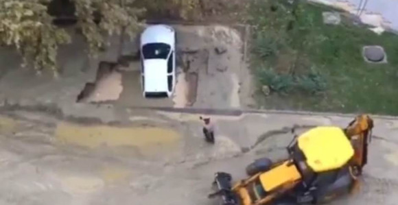 Automobil propao u rupu poslije pucanja cijevi   