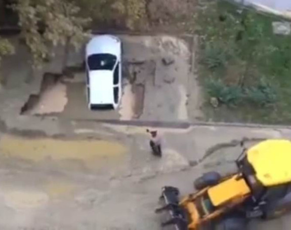 Automobil propao u rupu poslije pucanja cijevi   