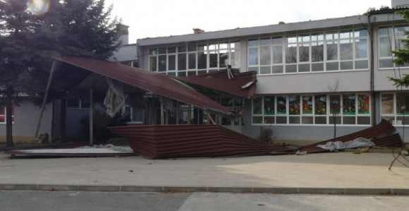 Vjetar odnio krov sa Osnovne škole "Vitez"