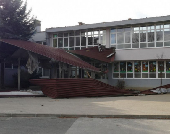 Вјетар однио кров са Основне школе "Витез"