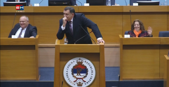 Ima li neko da nije posramljen?