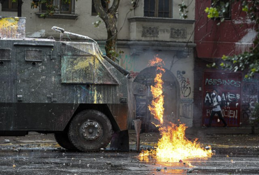 Snimak zapaljenih policajki u Čileu obišao svet VIDEO