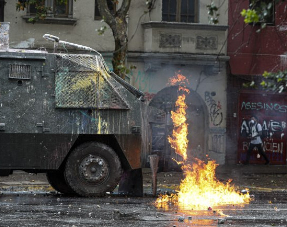 Снимак запаљених полицајки у Чилеу обишао свет ВИДЕО