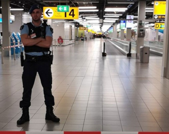 Хаос на аеродрому, у току отмица авиона?